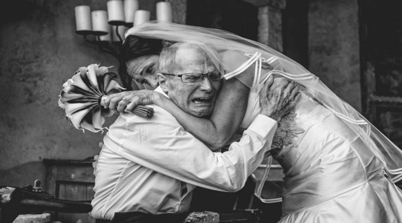 أجمل صور التقطت من حفلات زفاف عام 2015.. لقطات ستجعل عينك تدمع!